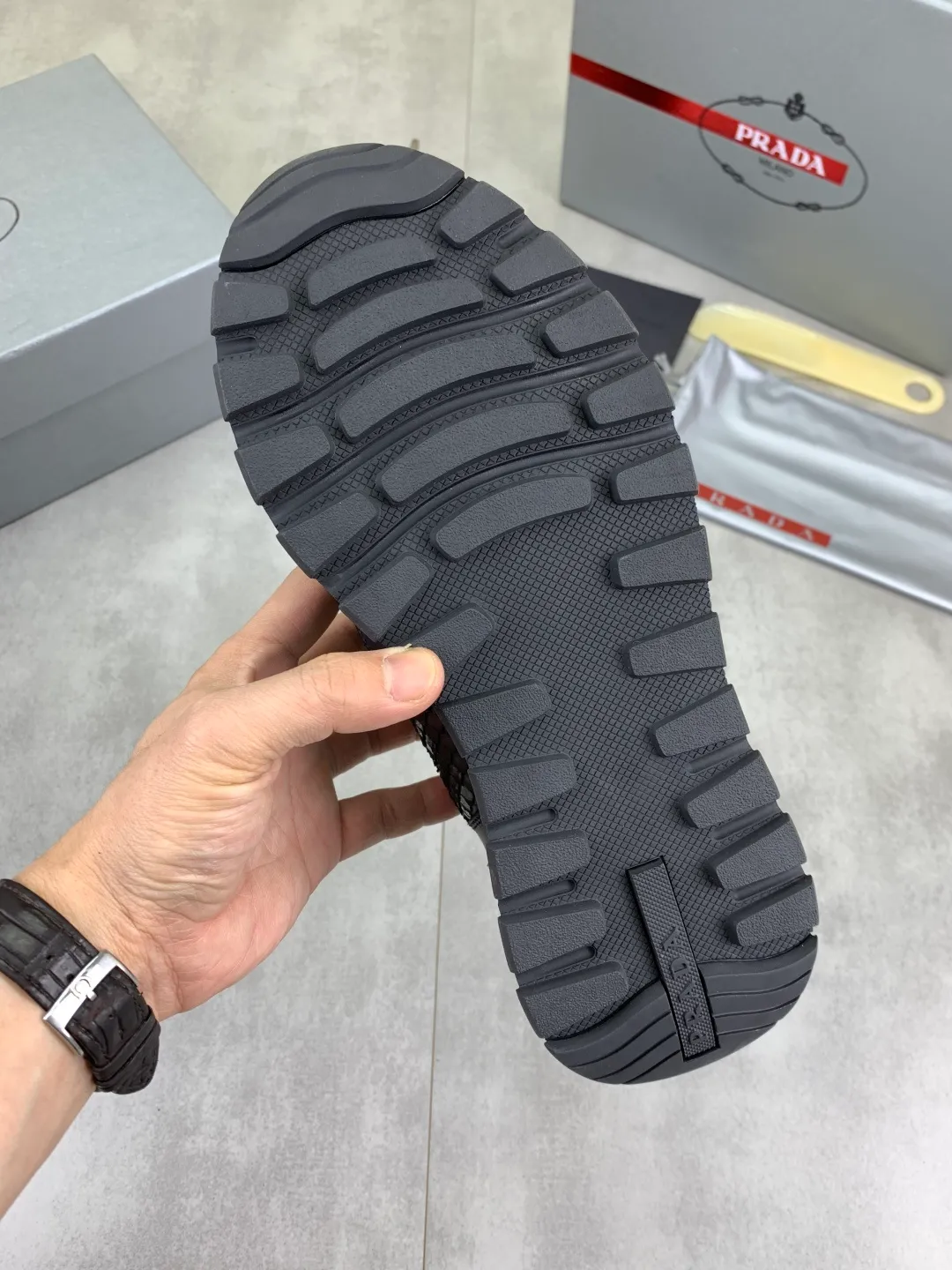 Men's men's shoes💰P580💰【New model】Top quality, new popular models on the official website, which will never go out of style for a century,🆘 The trendy brand (Prada) mainly promotes popular models, avant-garde and versatile fashionable men's shoes, privately molded, with cowhide splicing and 1:1 oil edge treatment... fashionable and simple, original imported cowhide with python skin, cowhide leather lining for feet; the atmosphere and personality are more fashionable, eye-catching and pursuing class. It will subvert the old idea and be a must-have for fashionistas who want to spend time with you! Must keep it! High-end comfortable and low-cost, high-end quality workmanship. Size: 38-44 Various colors available. full package